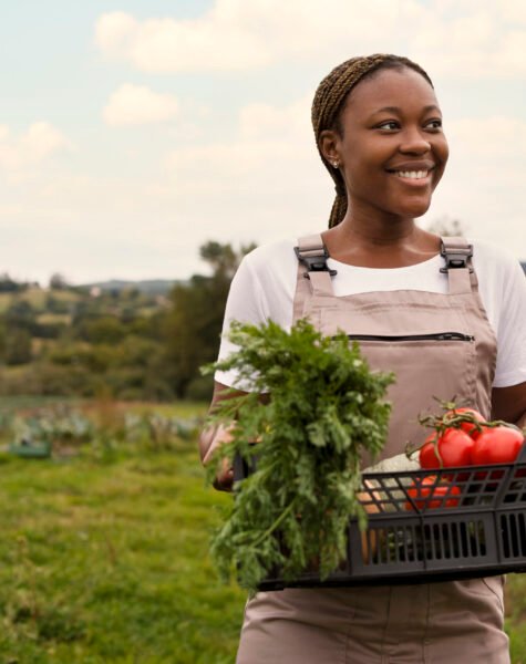vue-de-face-femme-portant-la-recolte