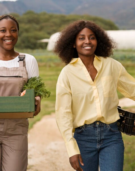 vue-de-face-paysannes-avec-recolte